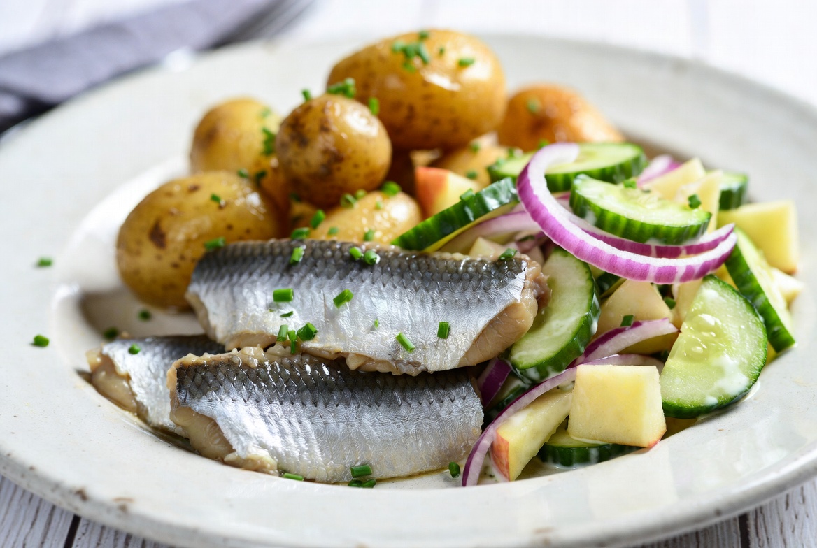 Lieblingsrezept der Woche: Ostsee-Matjes mit neuen Kartoffeln und Apfel-Gurken-Salat