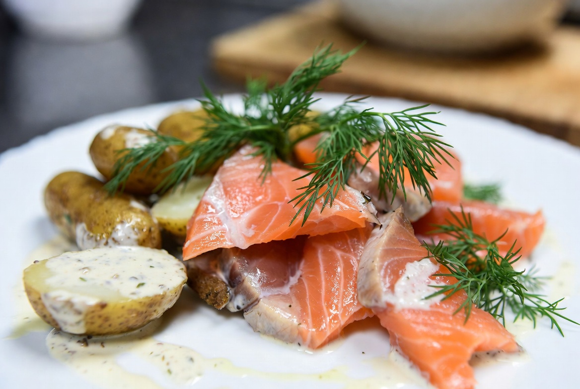 Lieblingsrezept der Woche: Ostsee-Räucherlachs mit neuen Kartoffeln und Dill-Senf-Sauce