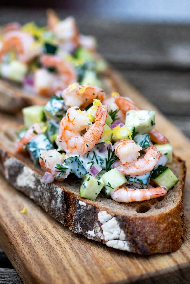 Gericht der Woche: Nordseekrabben-Gurken-Salat auf Bauernbrot