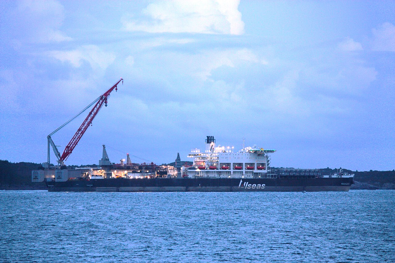 Was liegt denn da vor Warnemünde? Ein Gigant ist zurück in der Ostsee